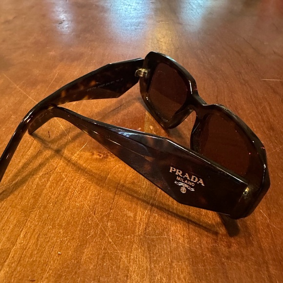Prada sunglasses - Picture 2 of 6